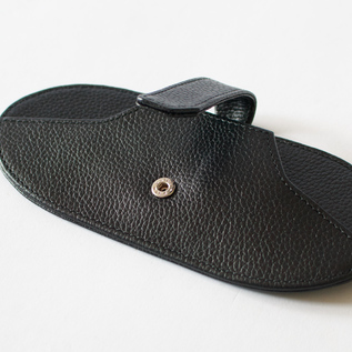 スナップボタンで開閉します(black) スナップボタンで開閉します(black)