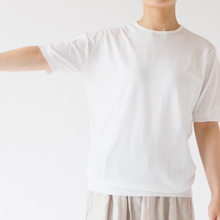程よくフィットしつつ、窮屈感のない着心地(WHITE/M)