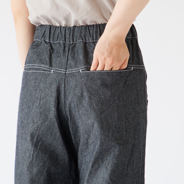 後身頃に切り替え利用ポケットを付けました(身長163cm・INDIGO) 後身頃に切り替え利用ポケットを付けました(身長163cm・INDIGO)
