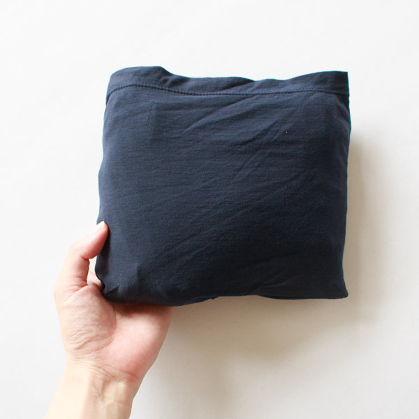身頃を折り畳んだ後ポケットをひっくり返すようにして収納(NAVY) 身頃を折り畳んだ後ポケットをひっくり返すようにして収納(NAVY)