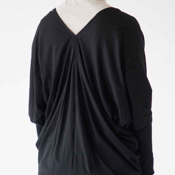 ドレープが美しく入るように設計(身長163cm・BLACK) ドレープが美しく入るように設計(身長163cm・BLACK)