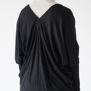 ドレープが美しく入るように設計(身長163cm・BLACK) ドレープが美しく入るように設計(身長163cm・BLACK)
