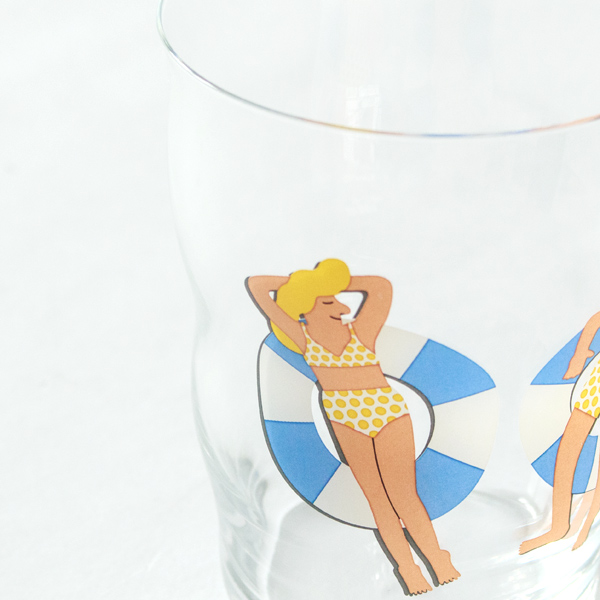 Mikkellerのキャラクターであるヘンリーとサリーが描かれています。 Mikkellerのキャラクターであるヘンリーとサリーが描かれています。