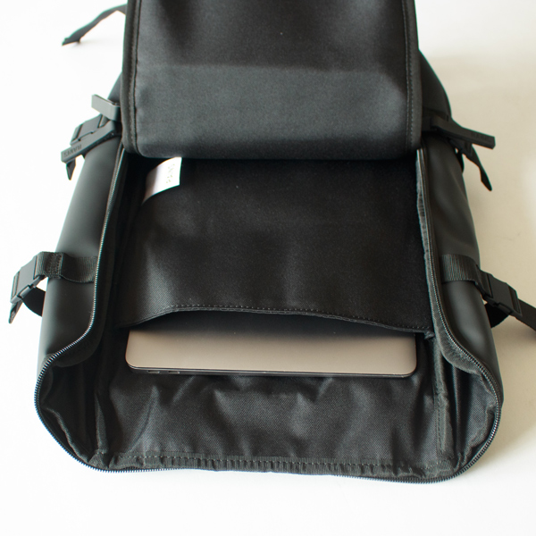 Trail Cargo Backpack — PCを収納したカット