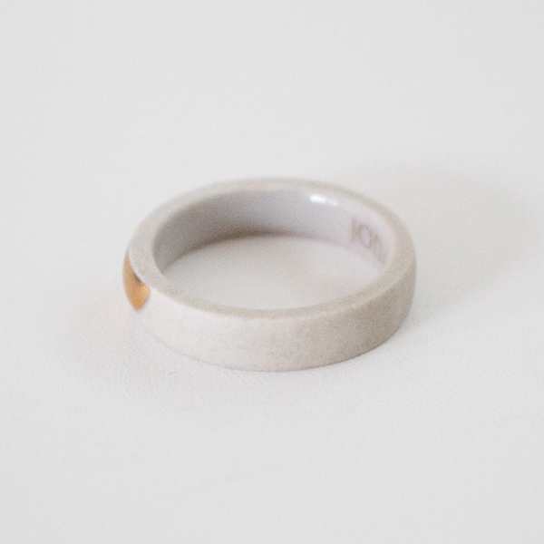 アロマオイルがセラミックに吸収され、指輪に馴染みます(Light Beige)