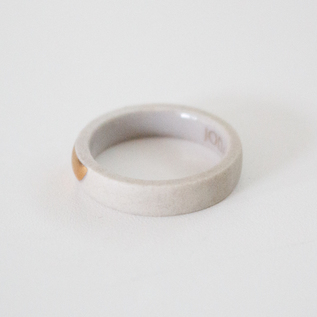 アロマオイルがセラミックに吸収され、指輪に馴染みます(Light Beige) アロマオイルがセラミックに吸収され、指輪に馴染みます(Light Beige)