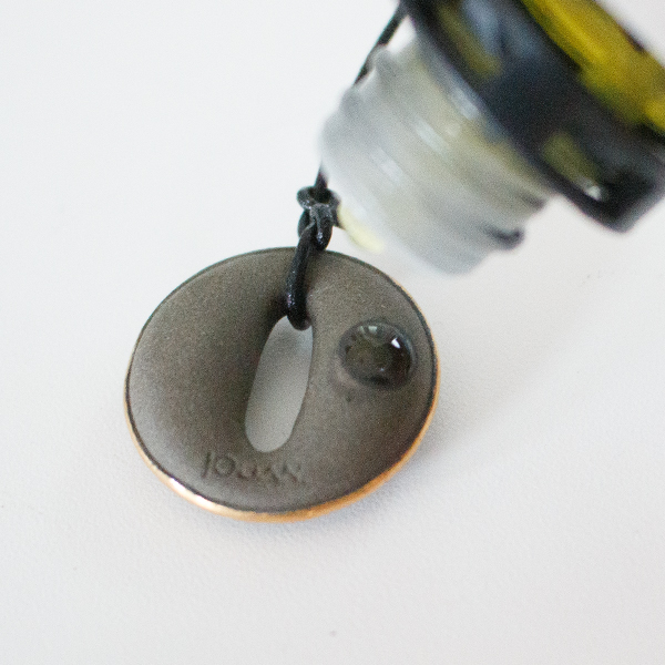お皿の上などでアロマオイルを垂らします(Dark Grey GOLD) お皿の上などでアロマオイルを垂らします(Dark Grey GOLD)
