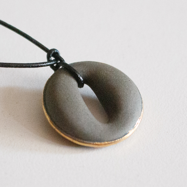 しばらくすると馴染みます(Dark Grey GOLD)※つける量によっては馴染みにくい場合もあります しばらくすると馴染みます(Dark Grey GOLD)※つける量によっては馴染みにくい場合もあります