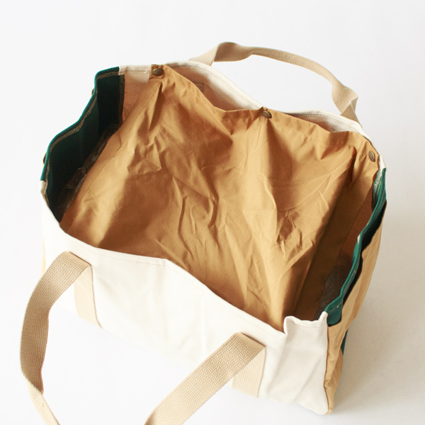 スナップ留めの上蓋が、雨や砂ぼこりから荷物を守ります。 スナップ留めの上蓋が、雨や砂ぼこりから荷物を守ります。