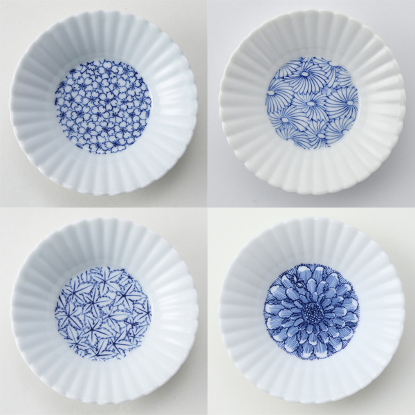 ［菊割］季節の豆皿 4枚セット。菊割のお皿の中心に、細やかな植物の絵柄。よく見ると別の絵柄が隠れています。