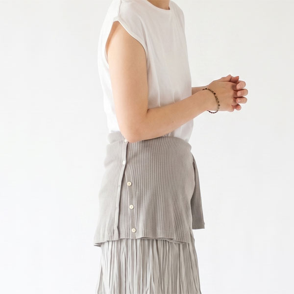 腰に巻いたり、肩に巻いたりのアレンジもおすすめ