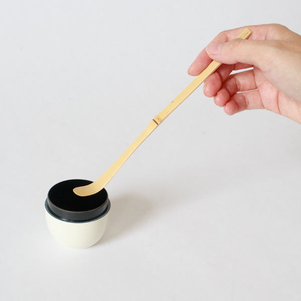 棗から抹茶をすくいやすく、美しく映える長さ 棗から抹茶をすくいやすく、美しく映える長さ