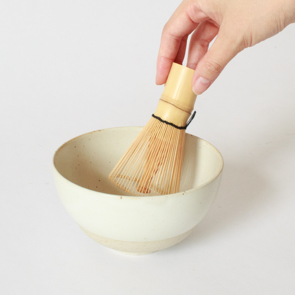 粉末状の抹茶とお湯を均一に混ぜ合わせ、ダマをなくして滑らかにします 粉末状の抹茶とお湯を均一に混ぜ合わせ、ダマをなくして滑らかにします