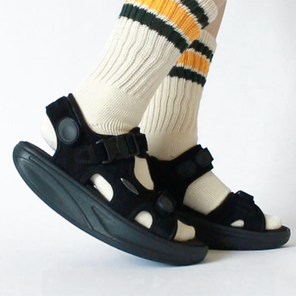 細かく調整できるので、靴下でも素足でもフィットさせられます 細かく調整できるので、靴下でも素足でもフィットさせられます