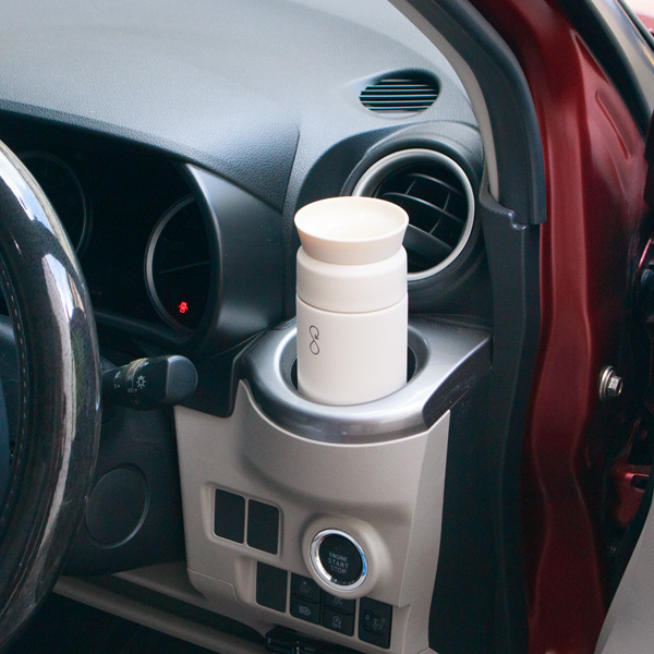 350mlでドリンクホルダーにも入りやすいスリムなボトルです 350mlでドリンクホルダーにも入りやすいスリムなボトルです