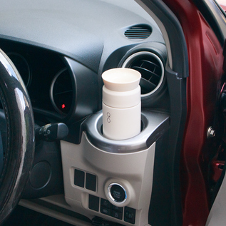 350mlでドリンクホルダーにも入りやすいスリムなボトルです 350mlでドリンクホルダーにも入りやすいスリムなボトルです