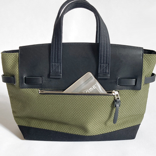 フロントにポケット(KHAKI/BLACK)