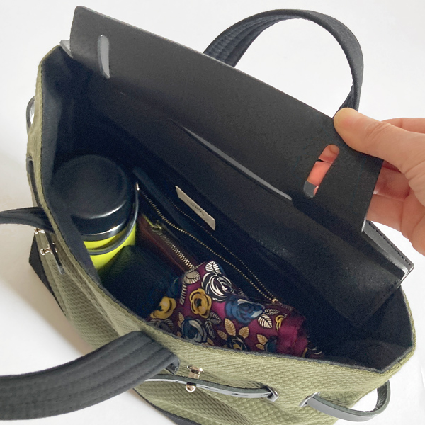 コンパクトですがマチ広めでたっぷり収納できます(KHAKI/BLACK)