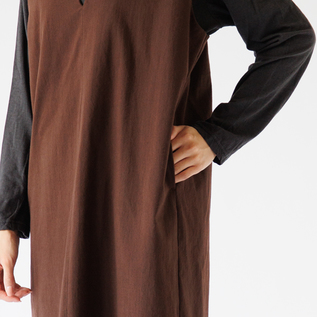 両脇にポケットあり(身長160cm・BROWN)