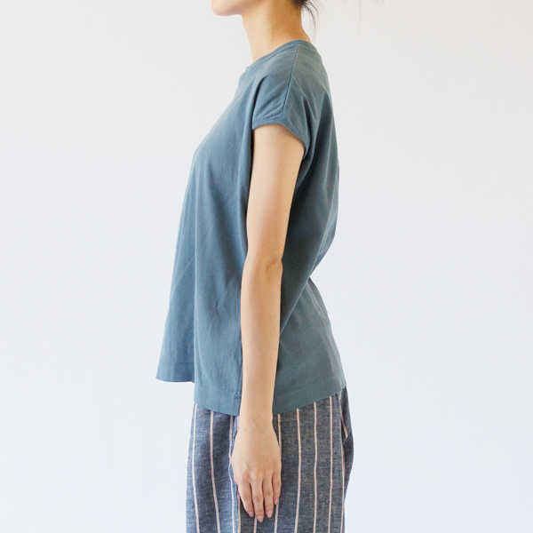 細めの袖口のパイピングが女性らしい 細めの袖口のパイピングが女性らしい