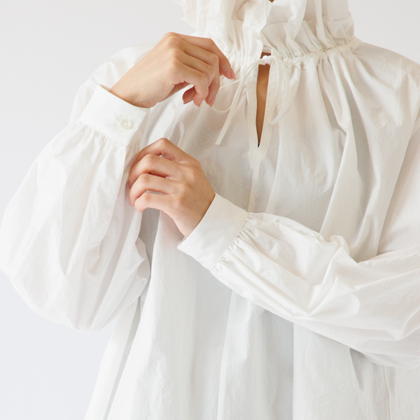 袖口にもギャザーが入っています(身長160cm・WHITE) 袖口にもギャザーが入っています(身長160cm・WHITE)
