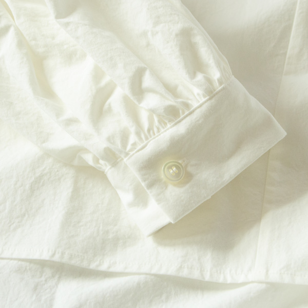 袖口にもギャザーが入っています(WHITE) 袖口にもギャザーが入っています(WHITE)