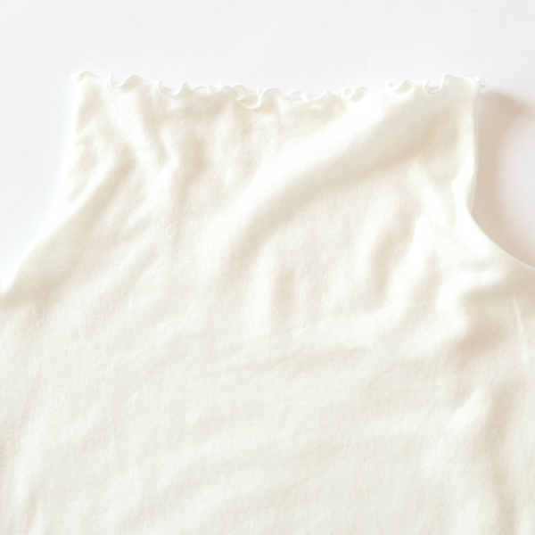 襟の上端はメロー始末でひらひらとしています(WHITE)