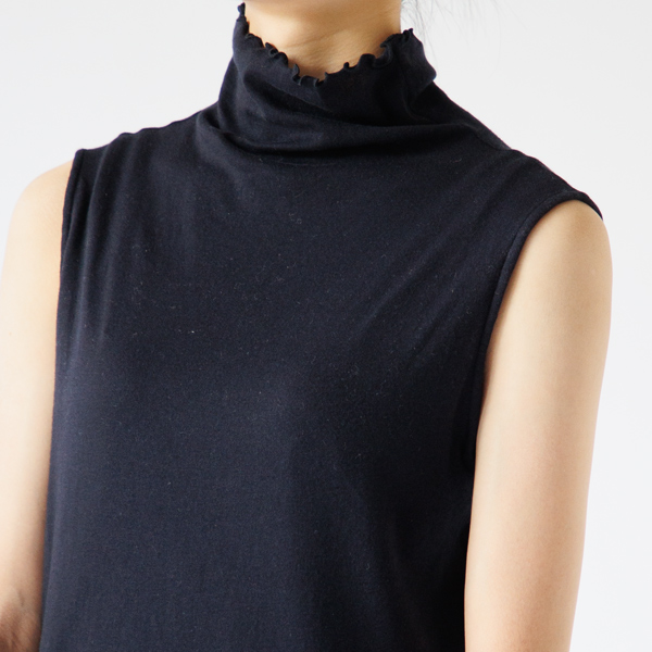 襟をくしゅっとさせて着用します(身長160cm・NAVY)
