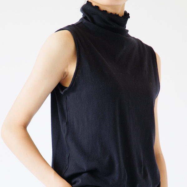 程よいアームホールの開き具合(身長160cm・NAVY)