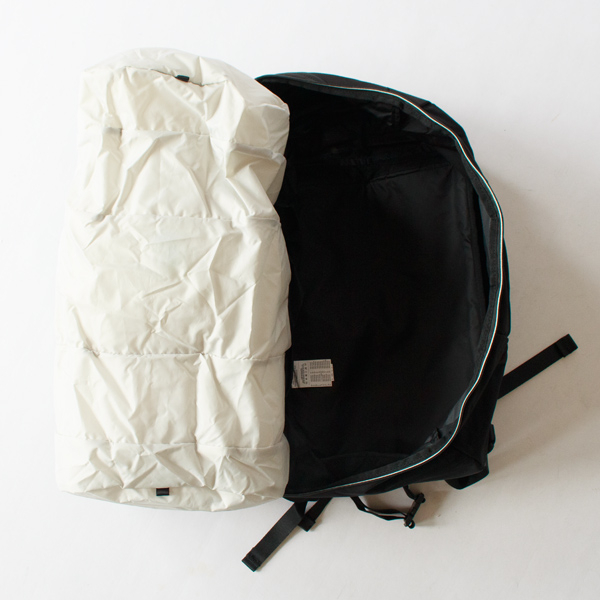 メインスペースはかさばる荷物のパッキングや着用済みの衣服の収納にも便利。 メインスペースはかさばる荷物のパッキングや着用済みの衣服の収納にも便利。