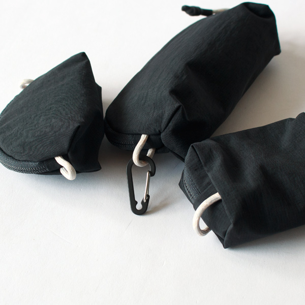 カラビナが一つついています(Black) カラビナが一つついています(Black)
