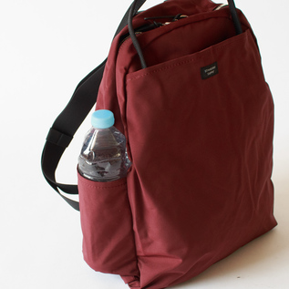 ペットボトルや折り畳み傘が入るサイドポケット ペットボトルや折り畳み傘が入るサイドポケット