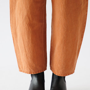 裾に向かってダーツが効いています(身長160cm・BROWN) 裾に向かってダーツが効いています(身長160cm・BROWN)
