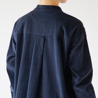 ヨーク下には深めのタック(身長160cm・NAVY) ヨーク下には深めのタック(身長160cm・NAVY)
