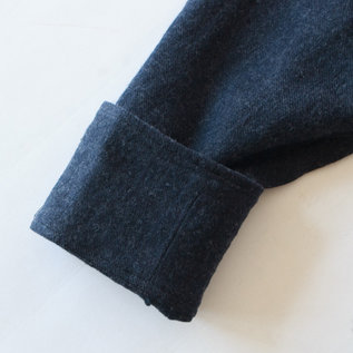 袖口を折り返して着るデザインです(NAVY) 袖口を折り返して着るデザインです(NAVY)