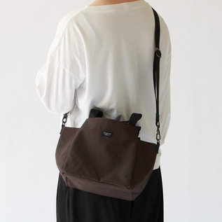 ショルダーバッグとしても使えます。（DARK BROWN）