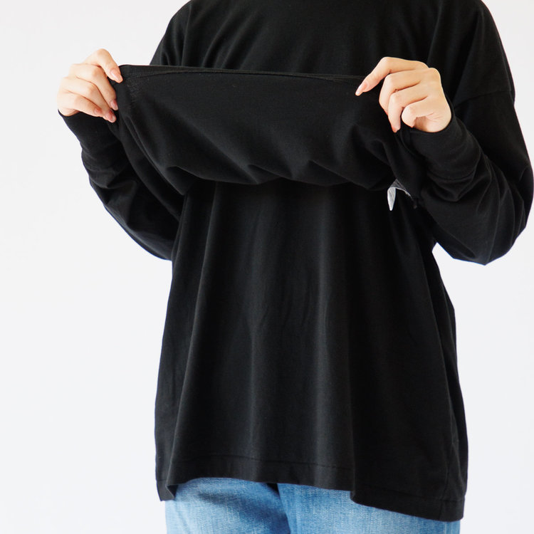 長い裾をボトムにインすることで、背伸びしてもおなかが見えず一枚でも着やすい