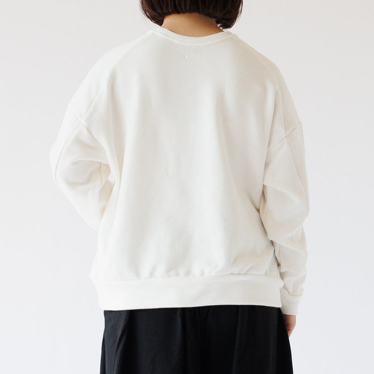 肩の位置を下に落とし、裾にさりげなくギャザー
