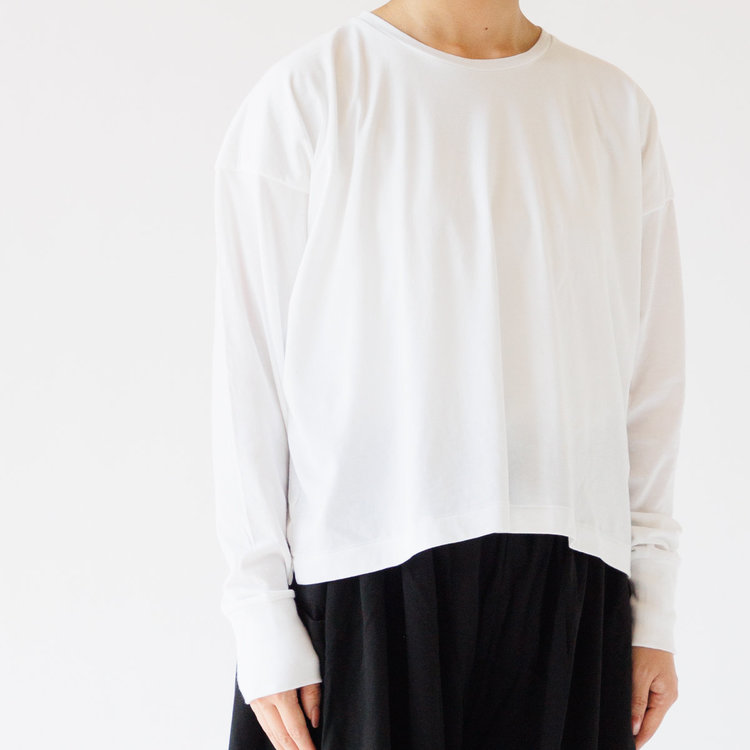 肩から胸にかけてドレープが生まれて女性らしく見せる工夫