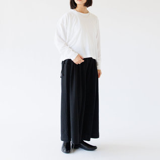 度詰め天竺 フレンドリーワイドパンツを合わせて(長い方の裾を入れて印象を変える) 度詰め天竺 フレンドリーワイドパンツを合わせて(長い方の裾を入れて印象を変える)