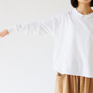 袖幅はカーディガンやジャケットを羽織ることを配慮してほどよいゆとりです 袖幅はカーディガンやジャケットを羽織ることを配慮してほどよいゆとりです