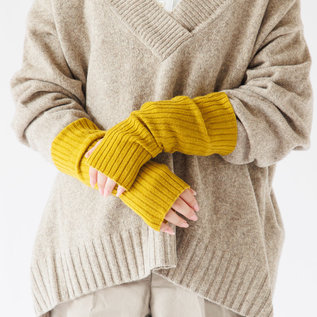 ニットの上に重ねてアクセントに(身長160cm・YELLOW) ニットの上に重ねてアクセントに(身長160cm・YELLOW)