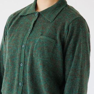 左胸に小さいポケットがあります(身長160cm・GREEN) 左胸に小さいポケットがあります(身長160cm・GREEN)