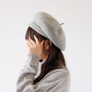 幅のある被り口によって、変化をつけてかぶれます。(L.GREY) 幅のある被り口によって、変化をつけてかぶれます。(L.GREY)