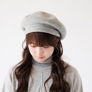 幅のある被り口によって、変化をつけてかぶれます。(L.GREY) 幅のある被り口によって、変化をつけてかぶれます。(L.GREY)