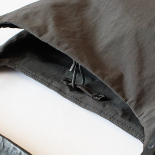 開け口はフックでとめられます(CHARCOAL) 開け口はフックでとめられます(CHARCOAL)