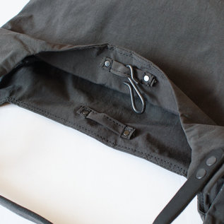 開け口はフックでとめられます(CHARCOAL) 開け口はフックでとめられます(CHARCOAL)