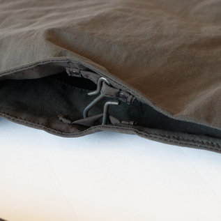 開け口はフックで止められます(CHARCOAL) 開け口はフックで止められます(CHARCOAL)