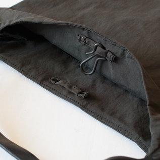開け口はフックで止められます(CHARCOAL) 開け口はフックで止められます(CHARCOAL)