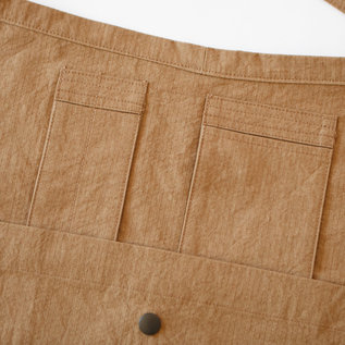 CORDURAナイロンを含むため擦れに強く、気兼ねなく使えます。(BEIGE) CORDURAナイロンを含むため擦れに強く、気兼ねなく使えます。(BEIGE)